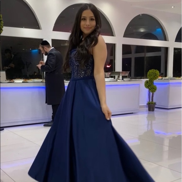 Beautiful custom made gown - Picture 1 of 4